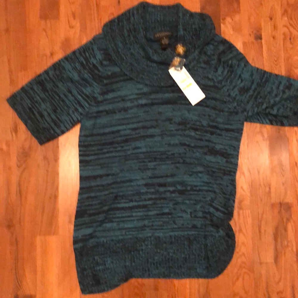 Short sleeved top.